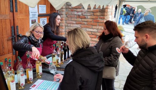 obsluha nalévá víno do sklenice