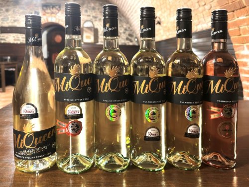 Ambaláž vín je na první pohled rozeznatelná (foto: facebook @Vinařství MiQueen) Ambaláž vín je na první pohled rozeznatelná (foto: facebook @Vinařství MiQueen)