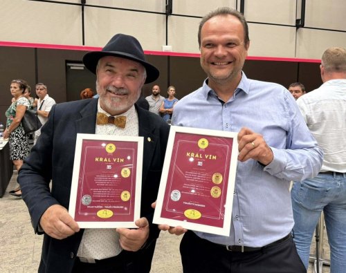 Michal Rovenský (vpravo) s Milanem Vašíčkem přebírali spoustu ocenění v soutěži Král vín (foto: facebook @Vinařství Kněží hora) ocenění vinaři