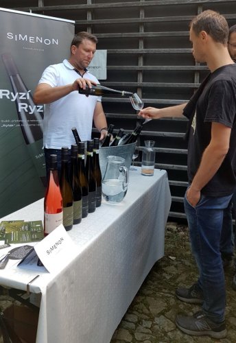 vinař nalévá víno