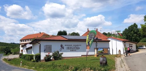 Nepřehlédnutelný areál Rodinného vinařství Jedlička