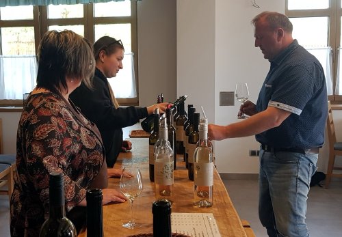 vinař nalévá víno