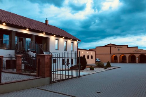 Budovu vinařství Moravíno najdete na kraji Valtic (foto: www.moravino.cz)
