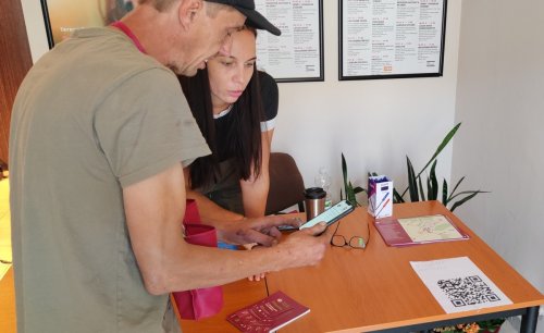 K orientaci pomáhala mobilní aplikace lidé s mobilním telefonem