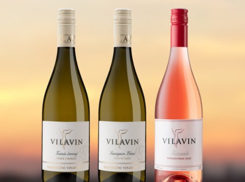 Lahve s víny ročníku 2023 vinařství Vilavin.