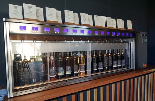 Automat s nabídkou lahví k degustaci automat na víno