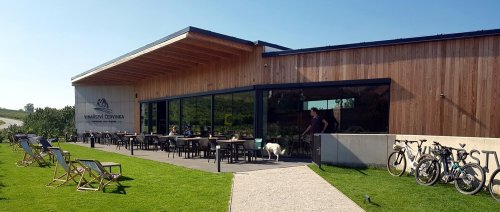 Výrazná budova Vinotéky a wine baru na okraji obce Horní Věstonice Výrazná budova Vinotéky a wine baru na okraji obce Horní Věstonice