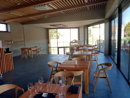 Interiér je zařízen dřevěným nábytkem interiér