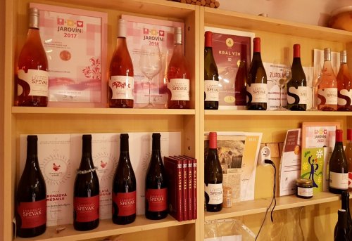 police s víny a diplomy