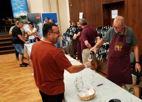 nalévání vína na výstavě