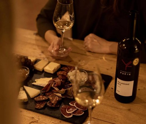 Nabídka vín je rozdělena do několika řad Lahev vína, sklenička a pohoštění ve Vinařství Fučík