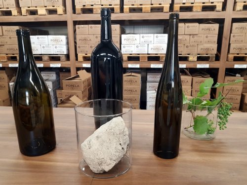 Pult s lahvemi a dekorací