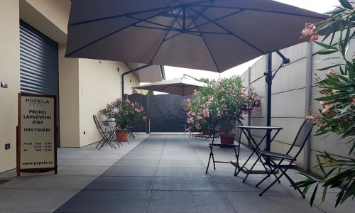 terasa se slunečníky