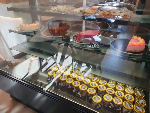 Sýrové prkénko a paštiky v chladicím boxu spolkové vinotéky Dunajovských kopců Korek v Mikulově. 