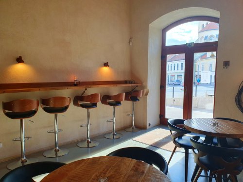 Barové židle a pult ve vinotéce Dunajovských kopců Korek v Mikulově. 