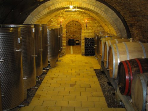 Vedle nerezových tanků mají ve sklepě nezastupitelnou roli akátové sudy (foto: www.sedlacekkurdejov.cz) interiér sklepa