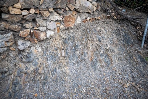 Podloží z černé břidlice ve vinici Vinařství Zilvar