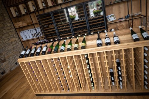 Vinařství Zilvar - degustační prostory - pult s vystavenými víny