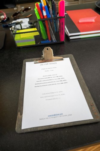 Aktuální nabídka vín a vody napsaná na lístku ve Vinařství Zilvar 