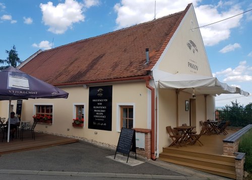 Budova vinařství Pavlov se dvěma terasami Budova vinařství Pavlov se dvěma terasami