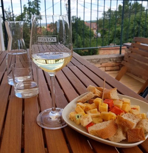 Víno mohou dobře doprovodit nabízené pochutiny Víno mohou dobře doprovodit nabízené pochutiny