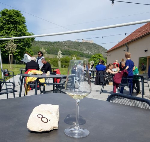 Na terase je připraveno osvětlení a také systém plachet proti dešti či slunci Na terase je připraveno osvětlení a také systém plachet proti dešti či slunci