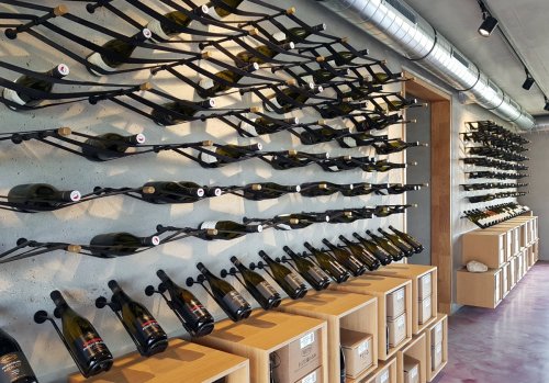 Celou jednu stěnu interiéru tvoří lahve Celou jednu stěnu interiéru tvoří lahve