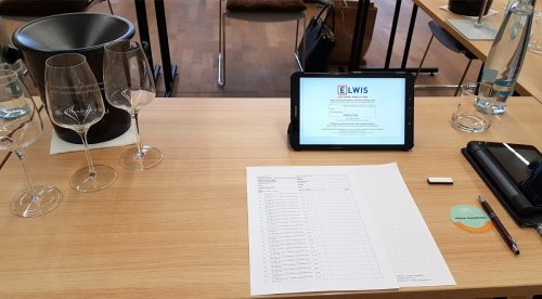 Pracovní plocha Vickyho stolu jako degustátora před začátkem hodnocení tuzemských vín