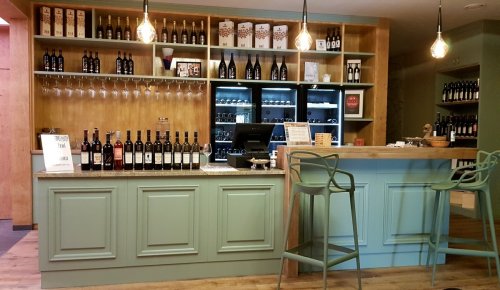 Interiér je velmi příjemný a v létě poskytuje potřebný chládek