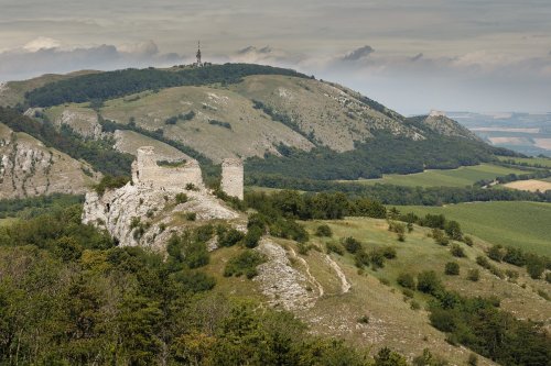 Sirotčí hrádek, Děvín a v pozadí Dívčí hrad