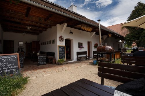 Nový Přerov, restaurace Jáňův Dvůr, která se specializuje na jehněčí maso, kozí mléko a sýry. My jsme si dali smažený kozí sýr v těstíčku z hrachu, zdejšího ryzlinku a kukuřičné strouhanky s bylinkovými bramborami a trhané jehněčí v lokši na majoránce. Obě jídla byla opravdu vynikající.