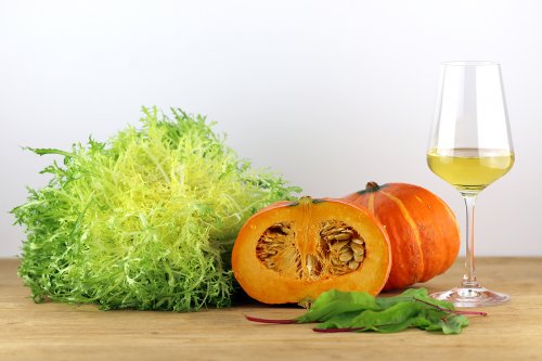 Připravte si z několika ingrediencí lahodný a sytý salát z pečené dýně. Foto © MojeLahve.cz Připravte si z několika ingrediencí lahodný a sytý salát z pečené dýně. Foto © MojeLahve.cz