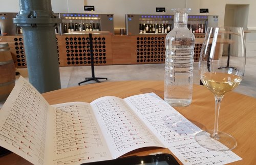 Voda, sklenička a spousta vín k ochutnání. Co víc si přát?