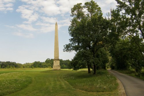 K obelisku lze dojít pouze pěšky, je to asi jen 400 metrů od vstupní brány