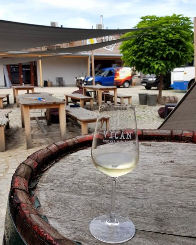 Uvelebit se můžete na dvoře farmy, některé dny v sezoně také v protějším objektu 