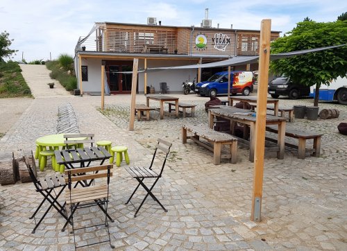 Dvůr Farmy Pálava bývá jen zřídka takto klidný, jsou tady připraveni i na větší skupinky