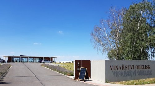 Moderní budova vinařství láká k návštěvě