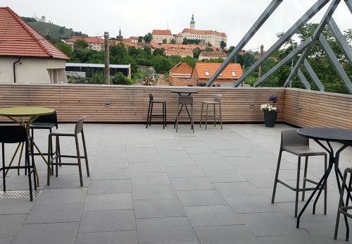 Z terasy je výhled na zámek i Svatý kopeček