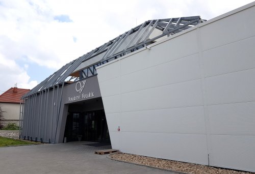 Budova vinařství je nepřehlédnutelná