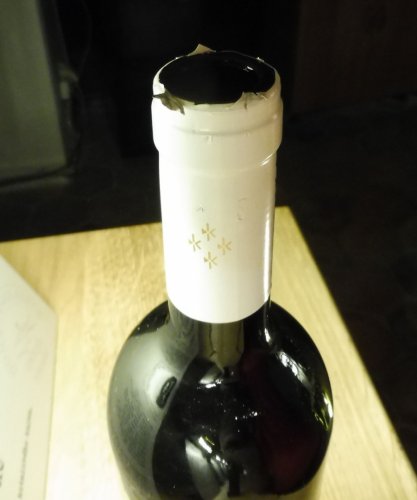 I takto otevřené lahve jsme našli. Doufáme, že to byla práce neposlušných návštěvníků a ne obsluhy