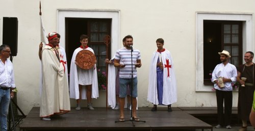 Den otevřených sklepů Čejkovice 2018: Zástupce Čtvrtečníků přebírá od komtura řádu klíč k otevření sklepů.