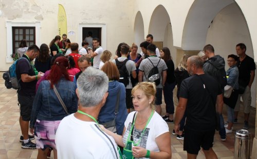 Den otevřených sklepů Čejkovice 2018: Šťastní lidé se skleničkou, ostatní ještě čekají.