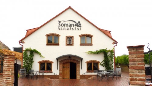 Posedět se dá i ve dvoře před budovou