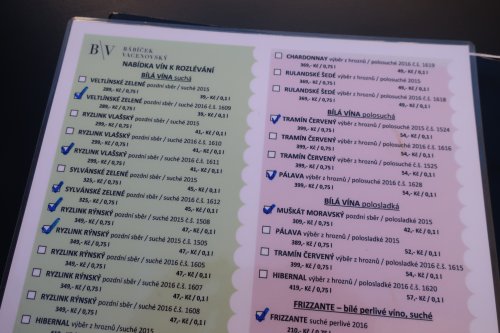 BACARO WINE|CAFÉ BAR: Bohatý vinný lístek