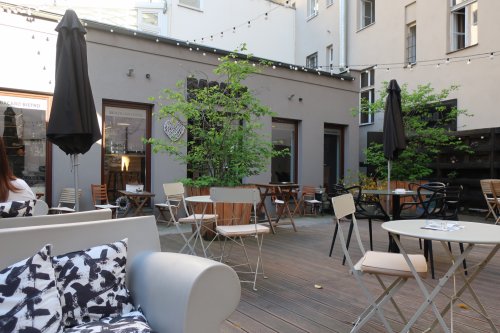 BACARO WINE|CAFÉ BAR: Útulná zahrádka