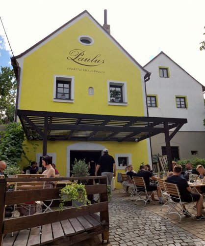 Budovu sklepa vinařství neminete Budovu sklepa vinařství neminete