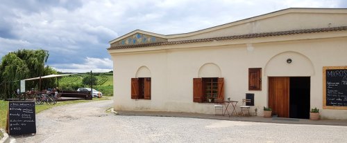 Degustační sklep Mikrosvínu Mikulov a přilehlá zahrádka