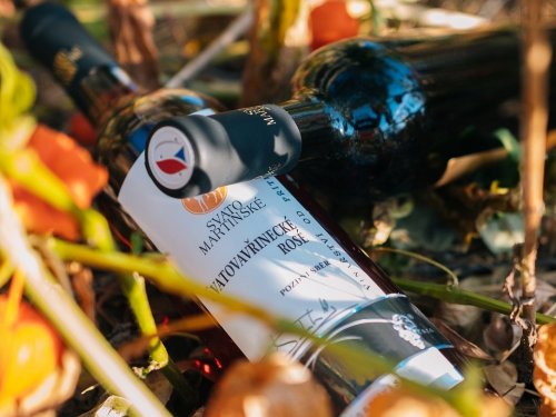 lahve Svatomartinského vína