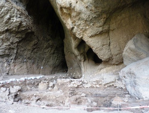 Archeologové zde našli lis, obrovské hliněné nádoby zapuštěné v zemi, v nichž probíhala fermentace (uprostřed), a další nádoby, v kterých se víno skladovalo. Foto © Wikimedia Commons