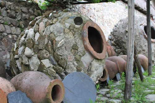 Gruzie je jedním z míst, kde se před několika tisíci lety začala pěstovat vinná réva. Mošt získaný lisováním hroznů se nechal fermentovat v hliněných nádobách kvevri, které byly zakopány v zemi. Tento způsob fermentace se používá dodnes. Foto © World Bank Photo Collection/Flickr
